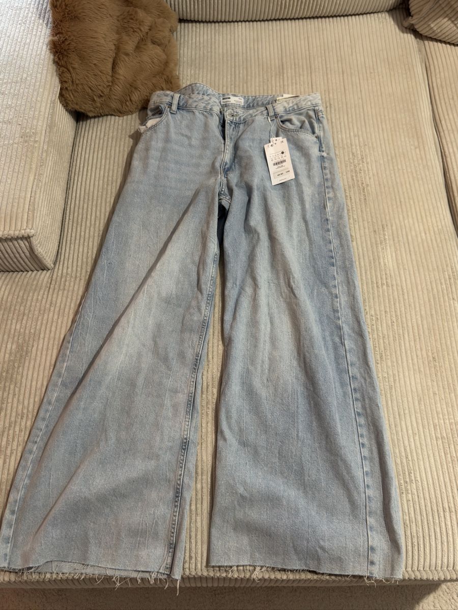 Bershka Jeans: Baggy Jeans Grösse 42 hellblau – Nuovo e nell'imballaggio originale da Fischbach-Göslikon venduto da Swissbrocki22