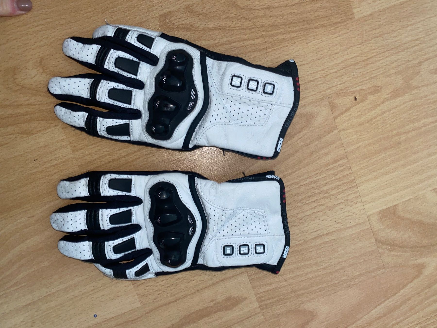 IXS Protezioni & Imbottiture: Leder Handschuhe – Usato da Domat ems venduto da LilliFee.-