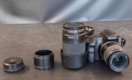 Sony Alpha 200 mit Linse