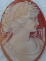 Antike Kamee mit Frauenantlitz/Harfe