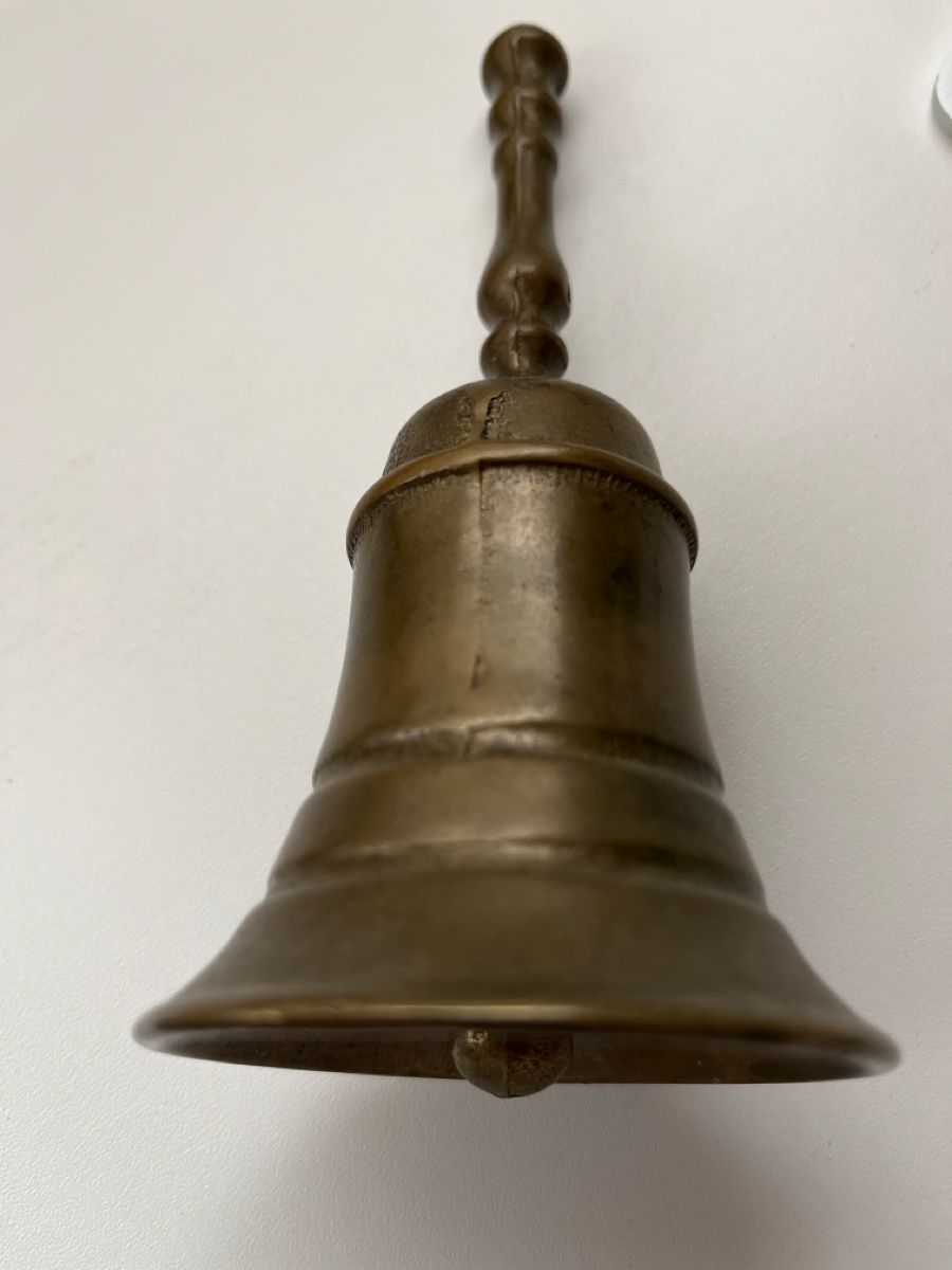 Campanacci mucche: Antike Messing Glocke , Handglocke – Usato da Bassersdorf venduto da Steyning88