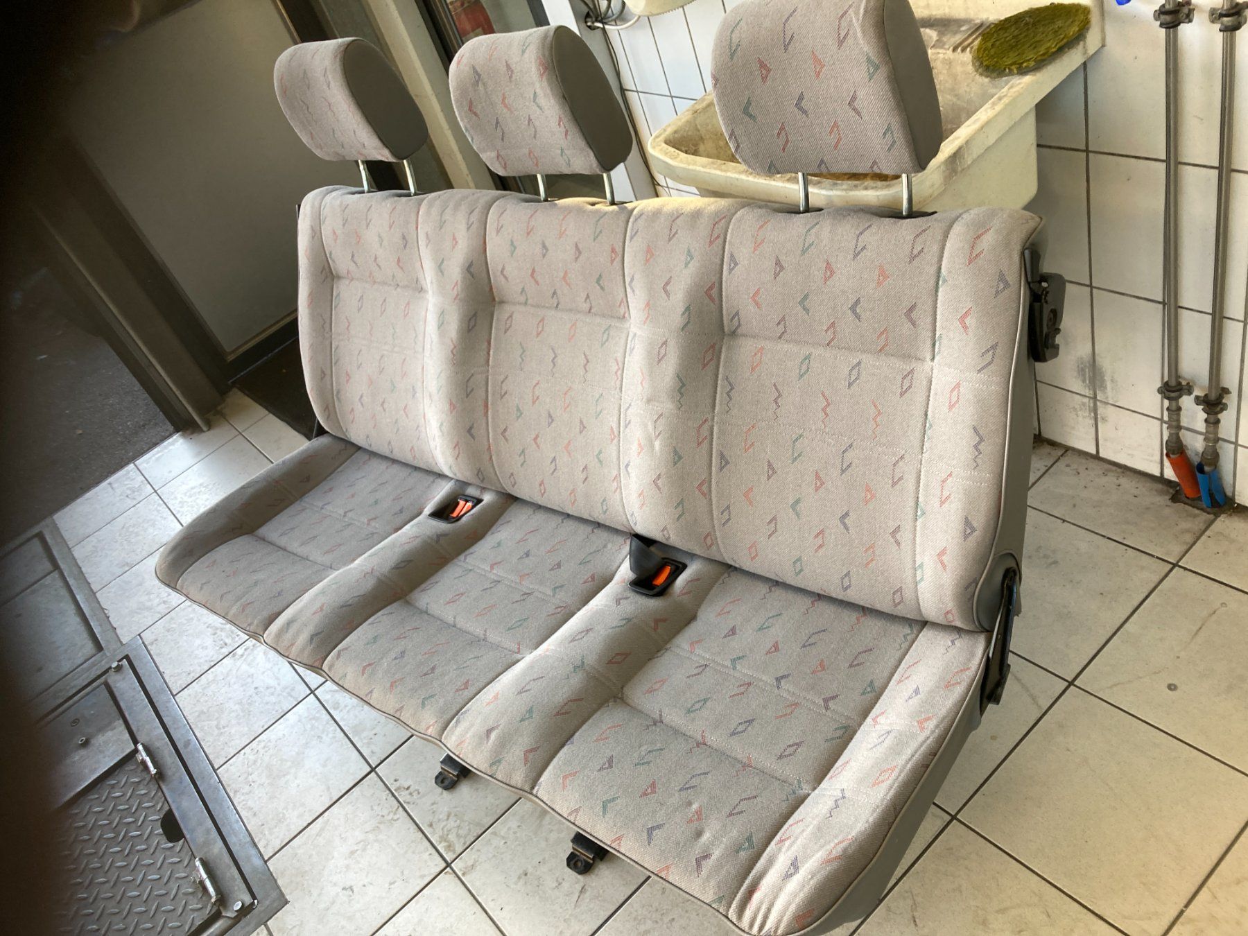 Volkswagen Tutti pezzi di ricambio auto: VW T4 Multivan Rücksitzbank Sitz – Usato da Cham venduto da WB2223