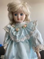 Elegante Vintage-Sammlerpuppe im hellblauen Kleid – romantis