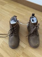 Noch nie getragene Kinderstiefel mit Preisschild