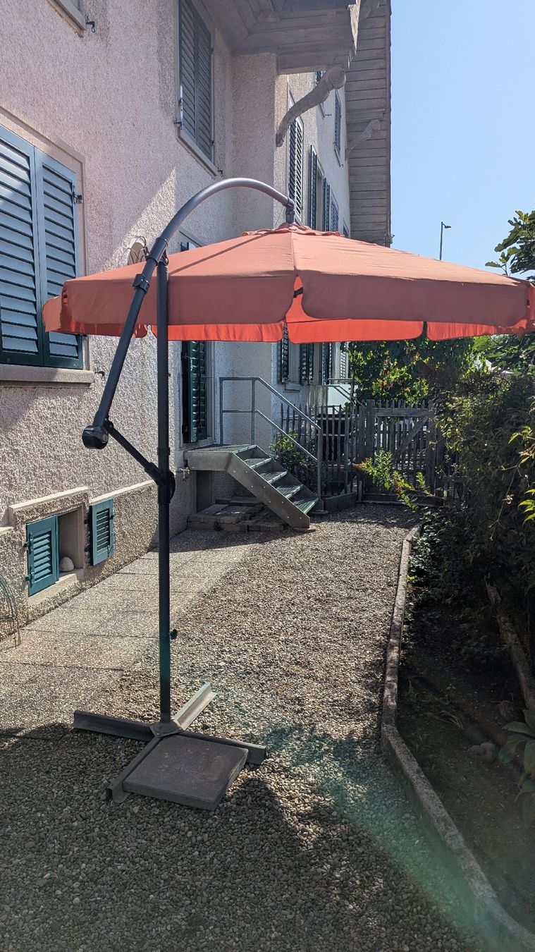Sonnenschirme: Sonnenschirm Zangenberg orange mit Schirmständer – Gebraucht aus Rupperswil von Svelos 8