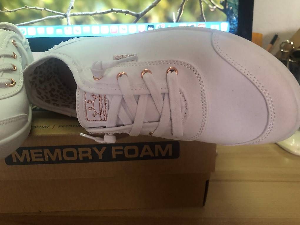 Damenschuhe: sneakers blanches à lacets – Neu und originalverpackt aus Le Vaud von mla_88hm 1