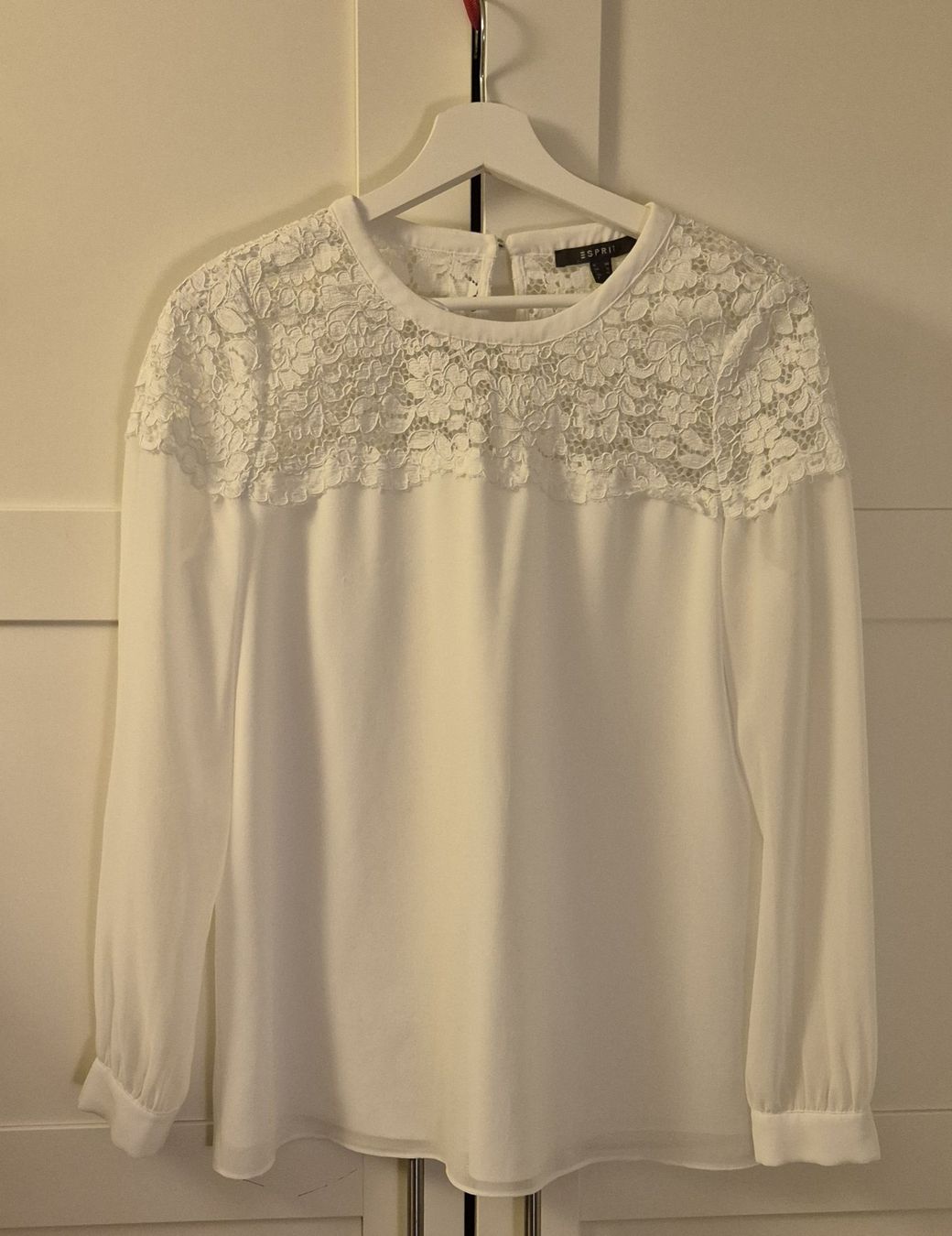 Chemisiers: Bluse mit Spitze weiss – D'occasion à Zürich par c_ysb2