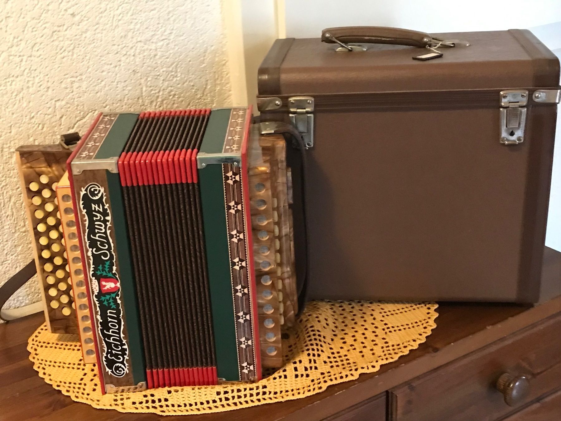 Eichhorn Strumenti musicali: Schwyzerörgeli Original Eichhorn Modell 102 b-es mit Koffer – Usato da Mümliswil venduto da ruben71 4