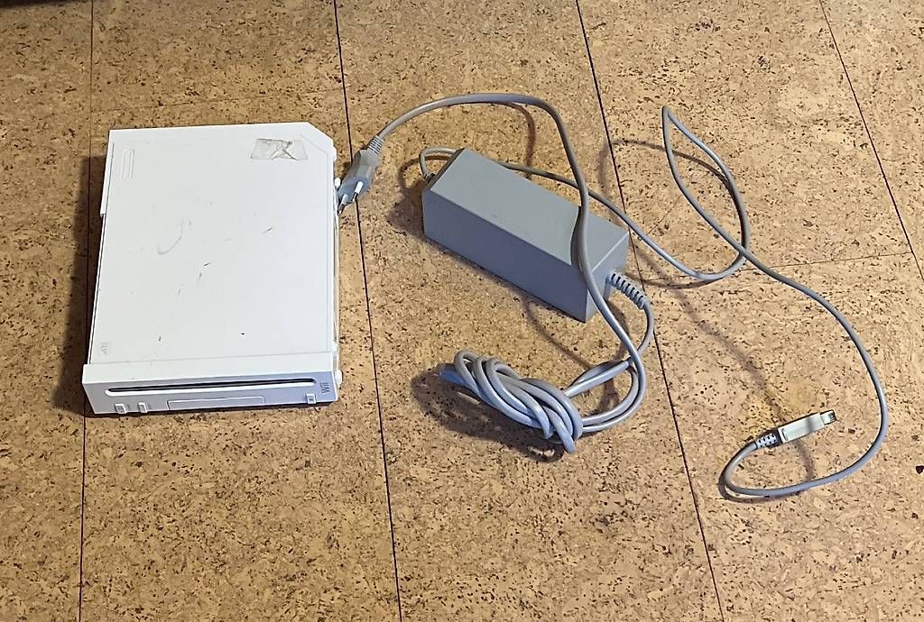 Console: WII mit Stromkabel und Adapter – Usato da Itingen venduto da Haefi