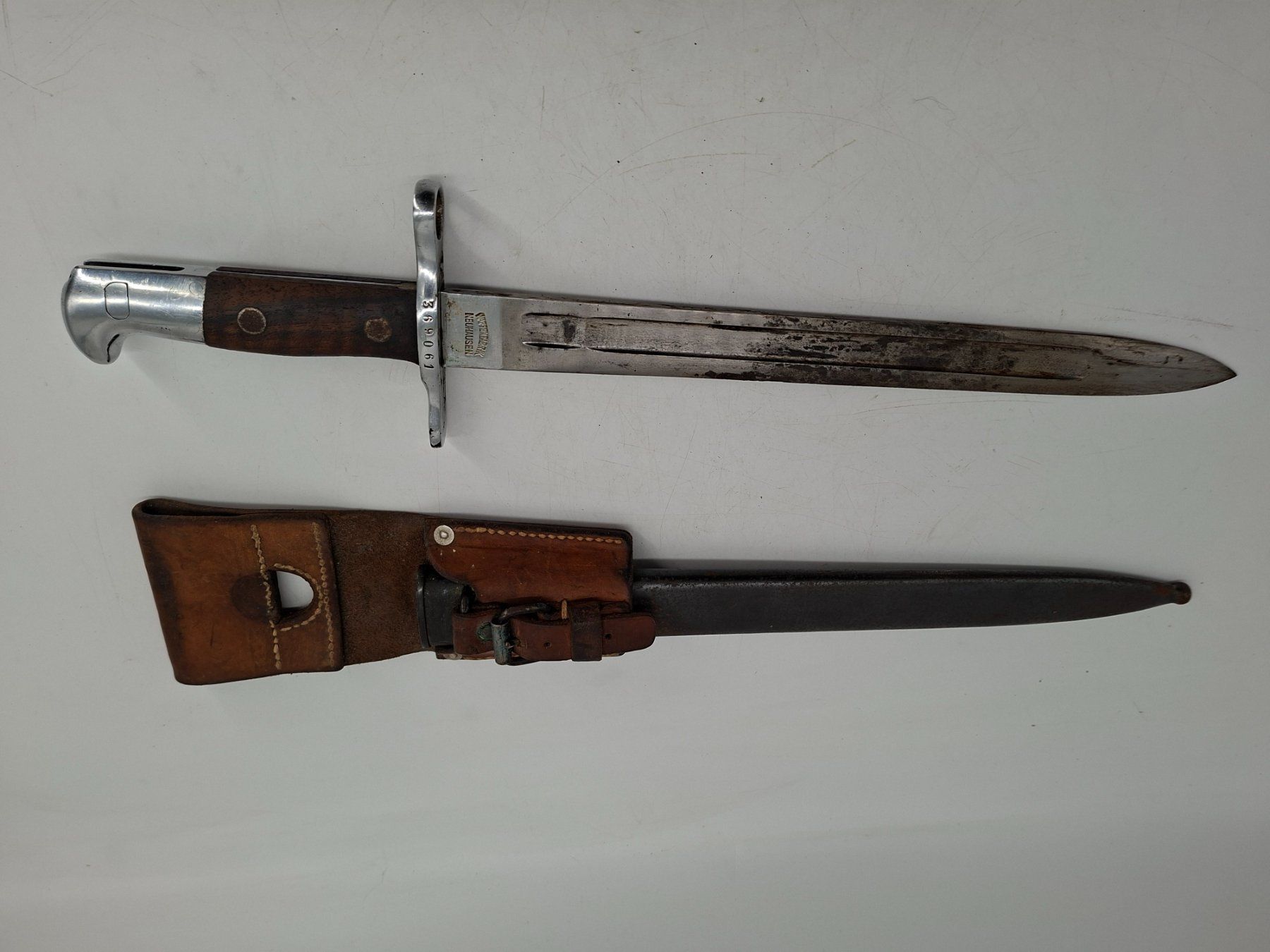 Schweizer Armee Stichwaffen: Bajonett mit Scheide Nummer 369061 Ledergriff – Gebraucht aus Erlach von silvia3235 2