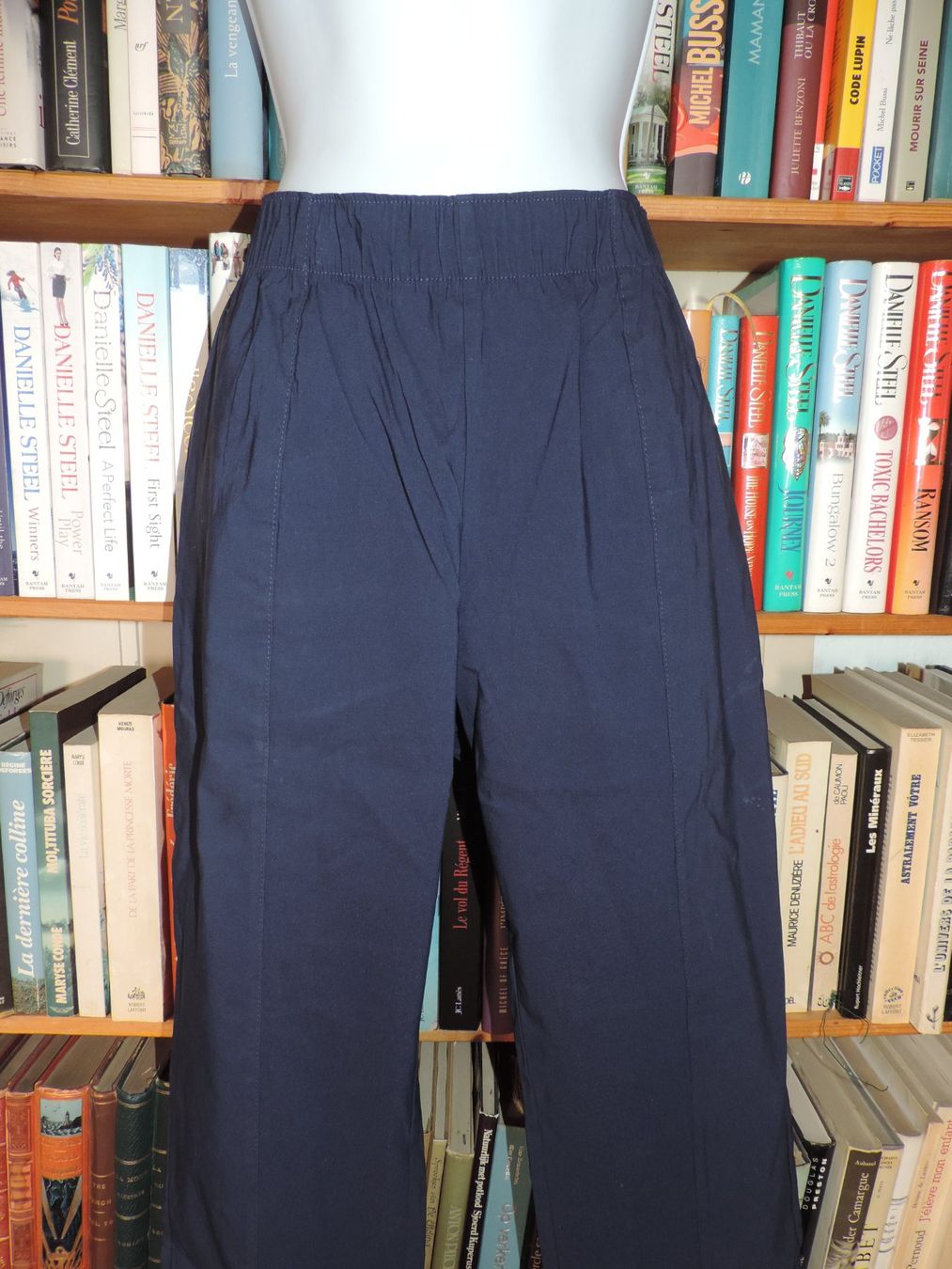 Pantaloni: pantalon stretch bleu marine – Usato da Genève venduto da Axelle333 1