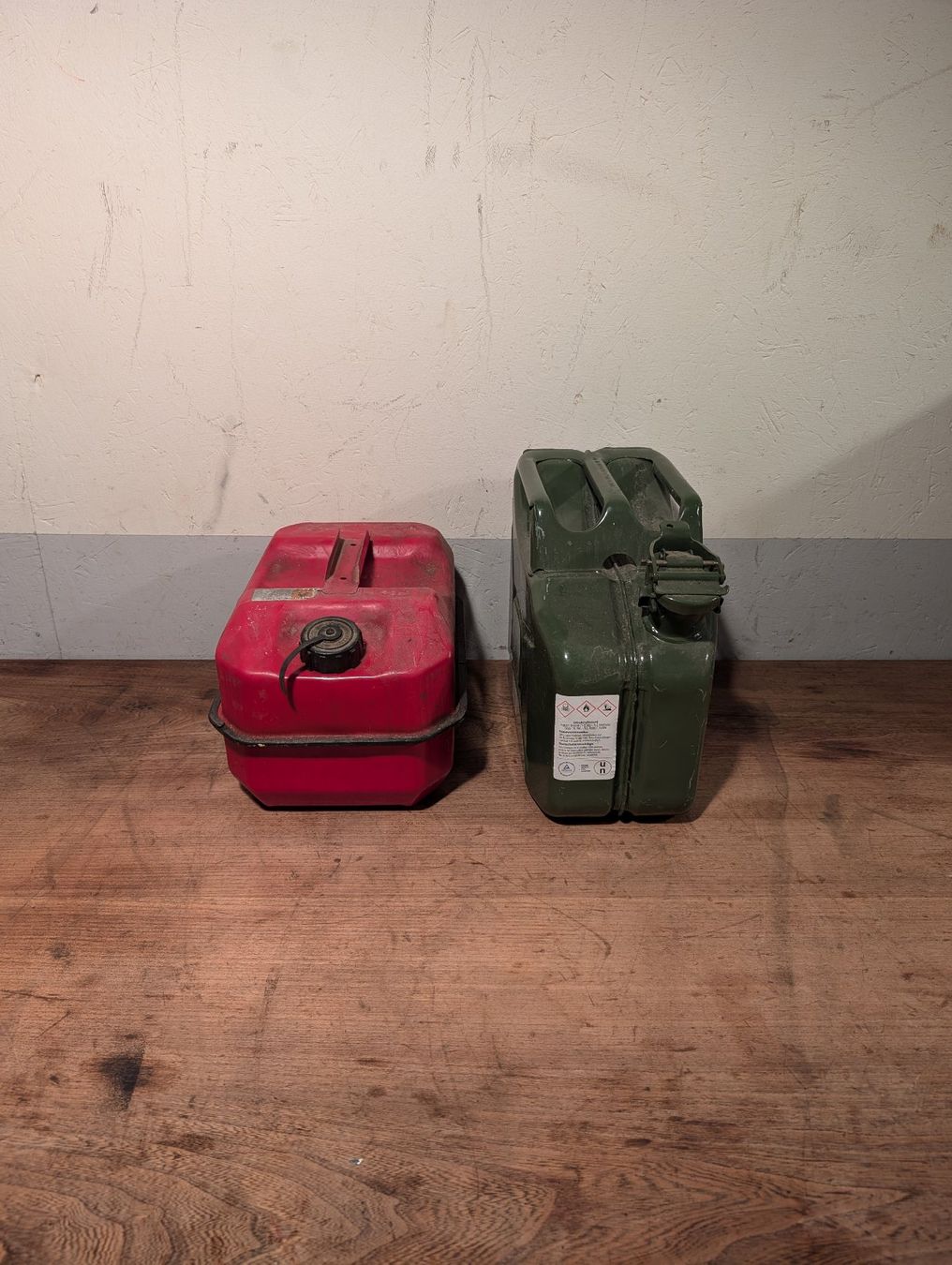 Taniche per benzina: Jerrican essence 10 litres – Usato da Portalban venduto da Deuxieme-vie 1