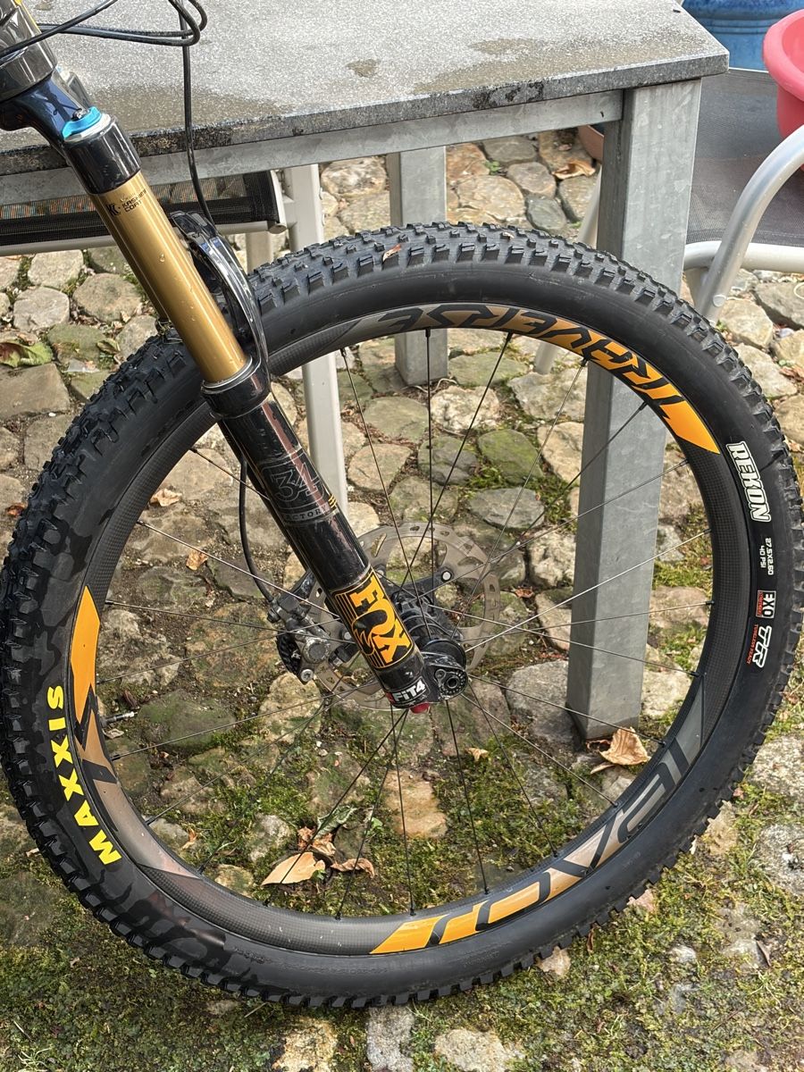 Specialized Velos: VTT Specialized Stumpjumper S-Works Full Carbon M – Gebraucht aus Basel von jul_m66m 2