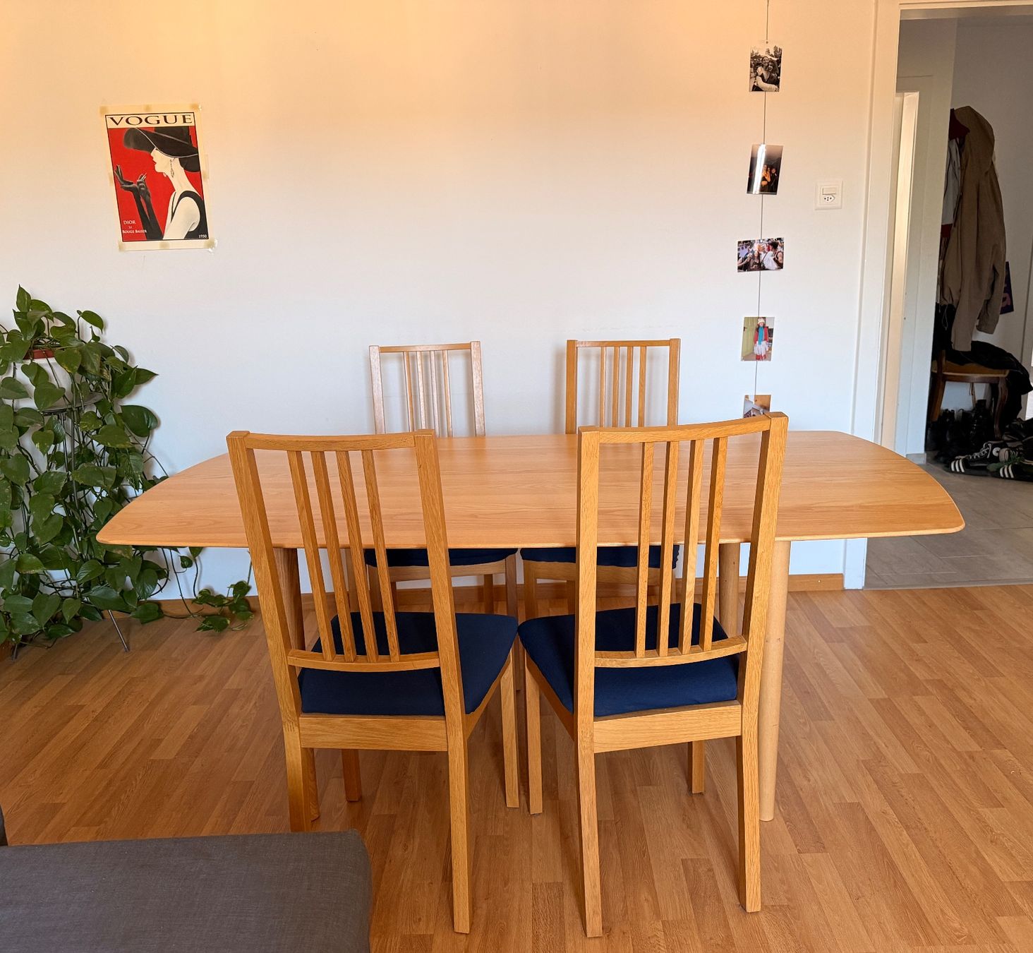 Set di tavolo e panche: Esstisch aus Holz mit 4 Stühlen – Usato da Bern venduto da fio_66sr