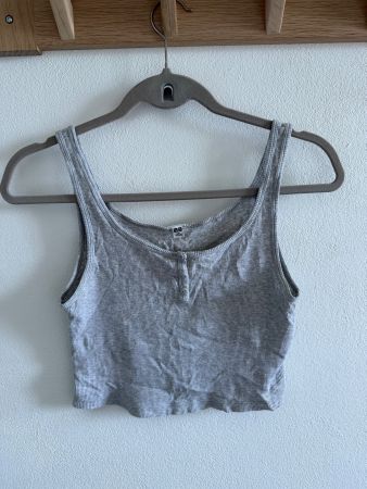 2 Uniqlo tank tops - grey und Schwarz