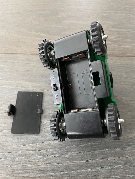 Vintage Stehauf-Jeep batteriebetrieben 7