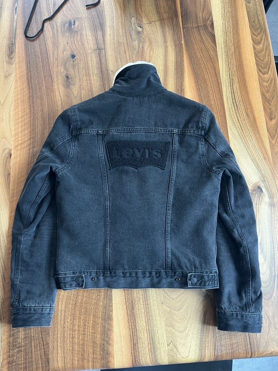 Levi's Giacche: Levis Jeansjacke Schwarz mit Fell – Usato da Bern venduto da globetrotter1988