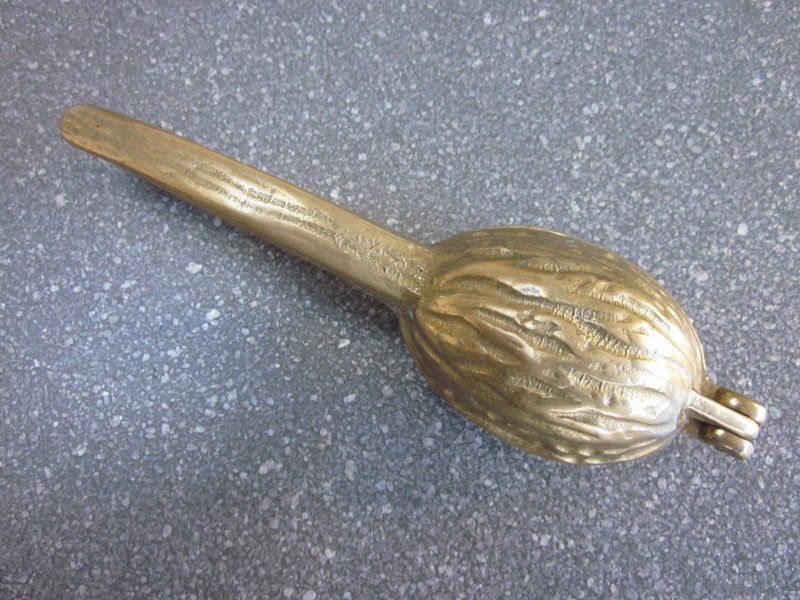 Elettrodomestici da cucina: Mid Century Messing Nussknacker in Form einer Walnuss – Usato da Bischofszell venduto da raika 3