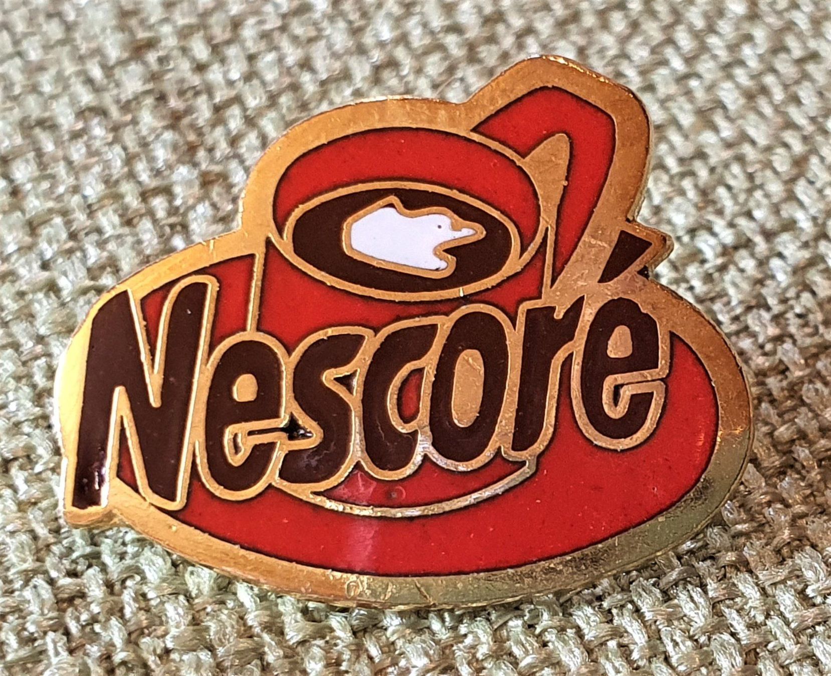 Pins: E811  Pin Mondo - Nescoré Kaffetasse Rot – Gebraucht aus Reinach BL von Boston-Verkauf