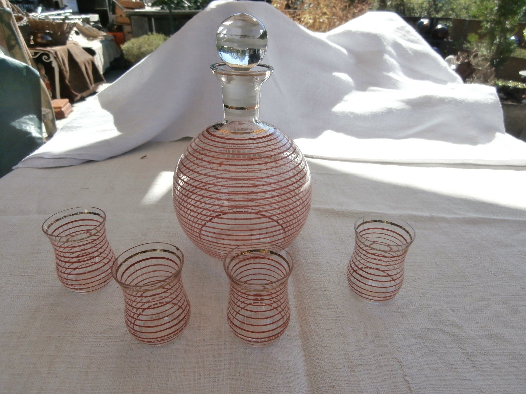 Caraffe: Set Glas Schnaps Karaffe, 4 Gläser Rot/Weiss/Gold – Usato da Rüschegg-Heubach venduto da Ofen111 4