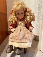 Sammlerpuppe blonde Haare sitzend auf einem Stuhl