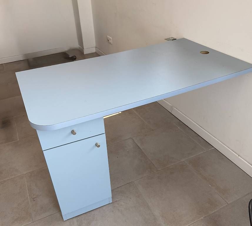 Schreibtische: Vends 2 bureaux avec Caisson – Gebraucht aus Sion von bru_dj8v