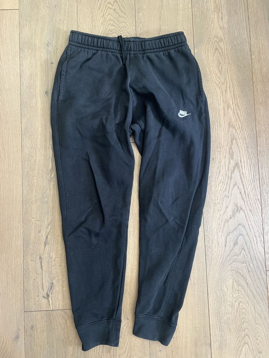 Nike Pantaloni: Nike Trainerhose schwarz  – Usato da Olten venduto da isabelschmid