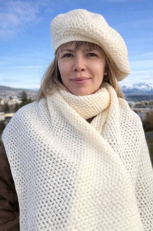 Warmes gestricktes Damen-Set  Beret und Schal