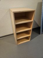Offenes Regal aus Holz mit vier Fächern