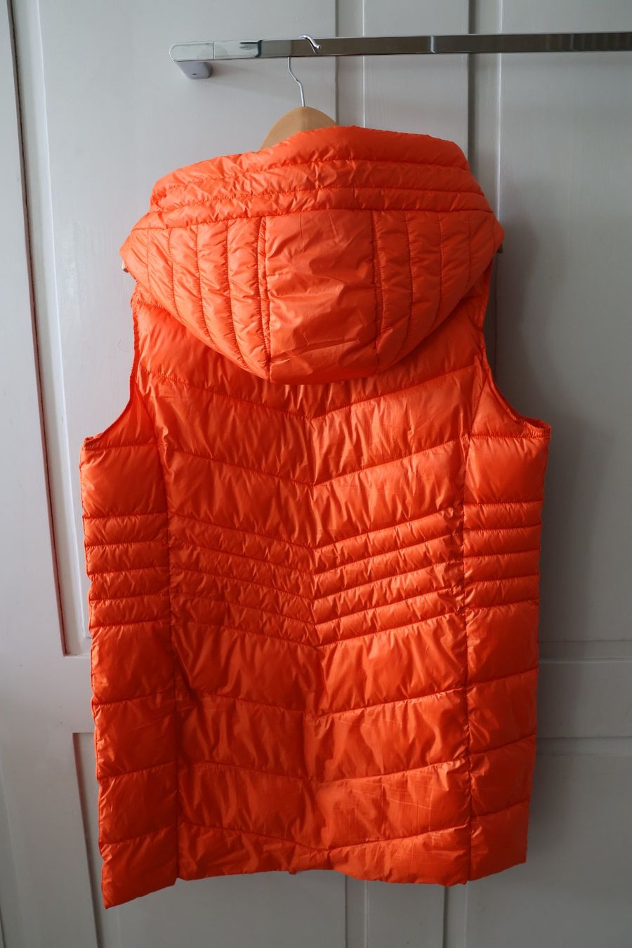 Cecil Gilet & Giacche senza maniche: Orangefarbene Steppweste mit Kapuze von Cecil – Usato da Winterthur venduto da jul_v9wx 2