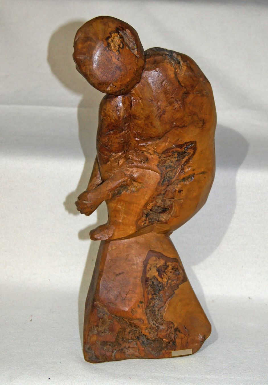 Figurines: Auf Baumstrunk sitzende junge Frau – D'occasion à Geroldswil par ARTEFACTO 5