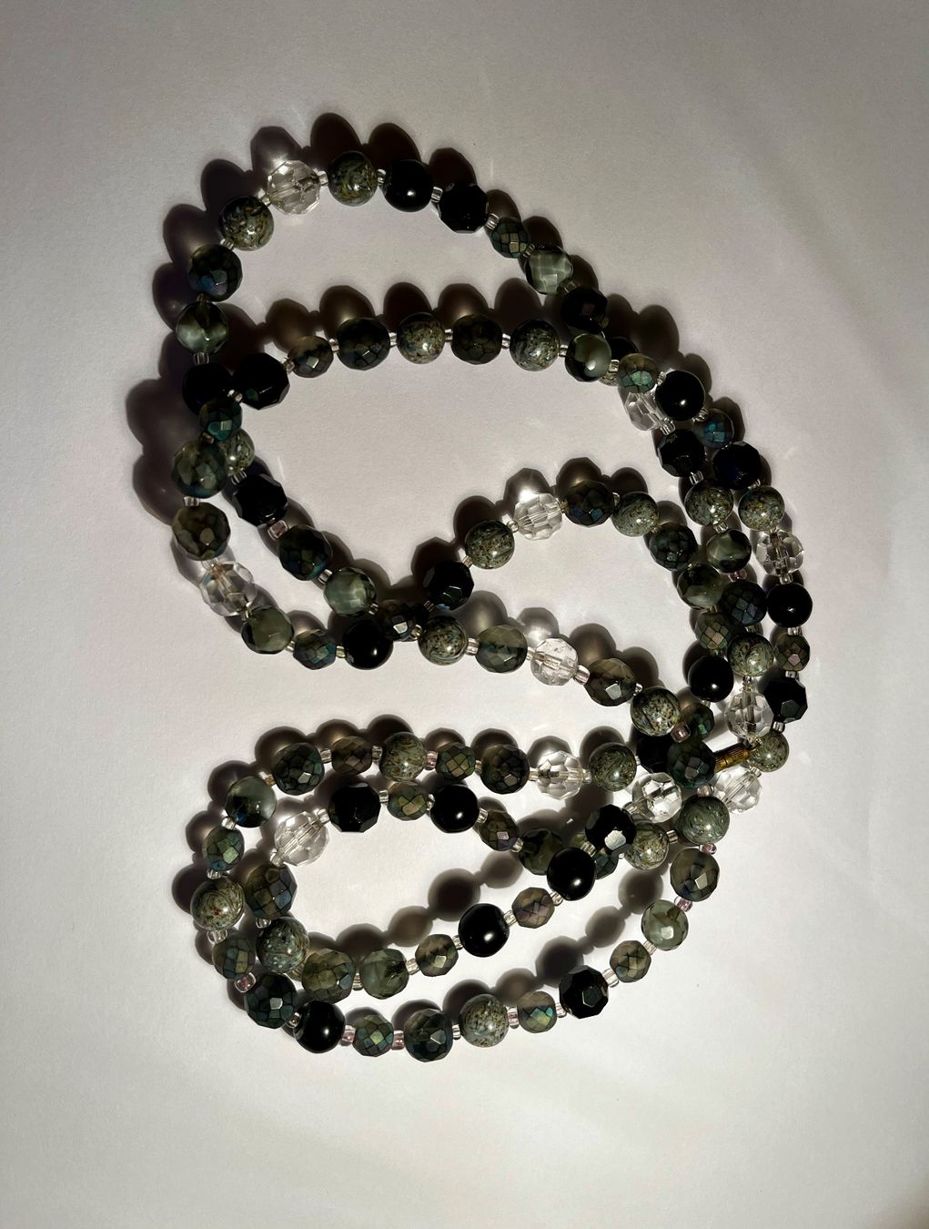 Ketten: Elegante Kette mit Stein/Glasperlen , schwarz/grau, ca.110cm – Gebraucht aus Zürich von suschi04
