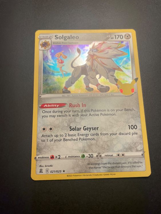 Coffret Myboost X Solgaleo Holo 021/025 – Pokémon Épée & Bouclier – Édition 25 Ans – 10 Cartes Françaises
