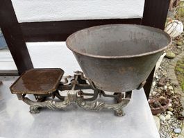 Antike Waage, nostalgisch, schön als Deko im Garten.