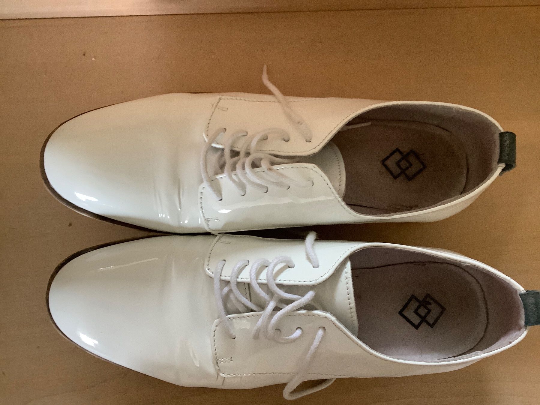 Scarpe da donna: Weißer Lack-Leder Schuh – Usato da Triesen venduto da Boston5 3