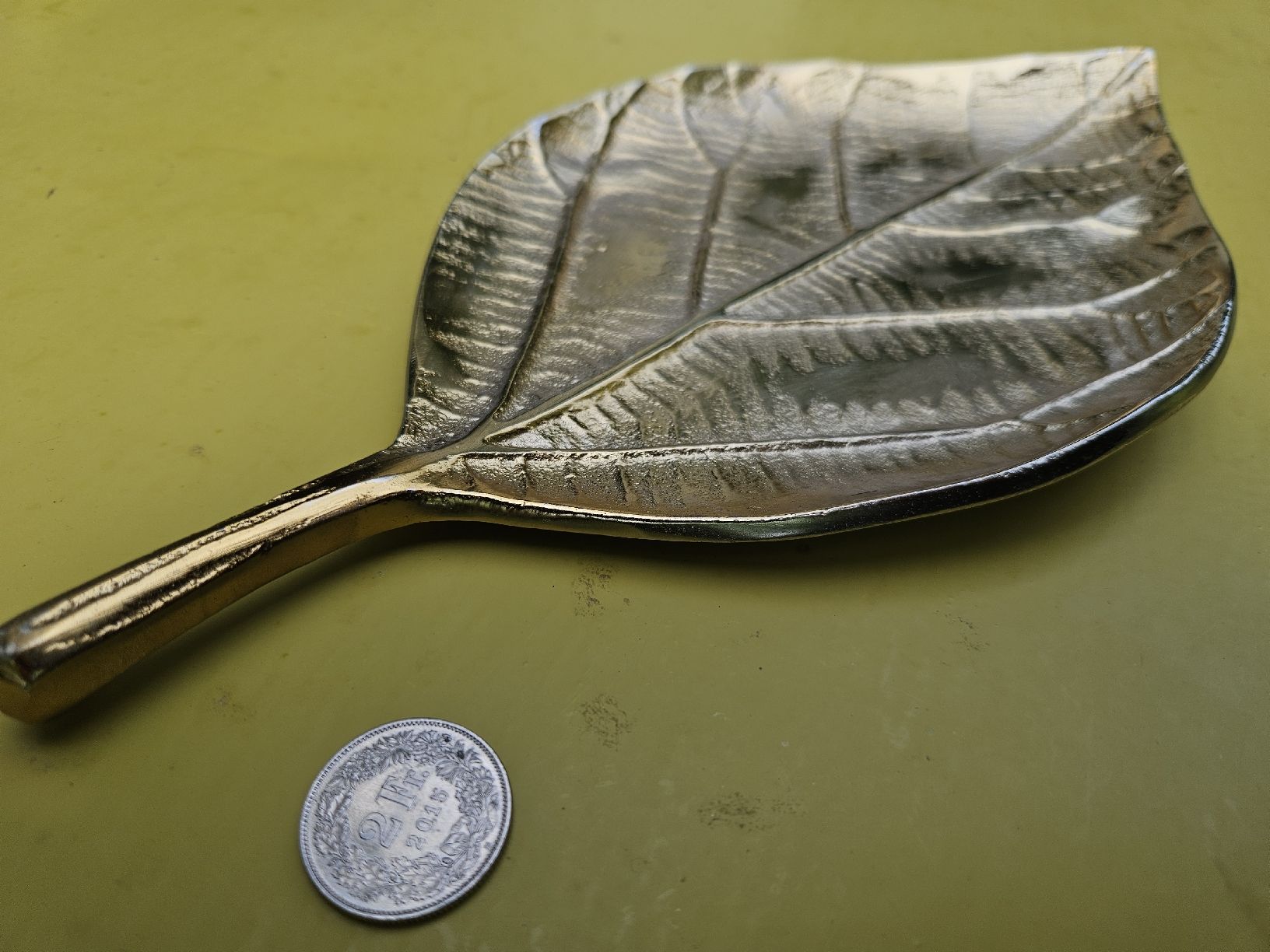 Tutte le decorazioni: Vide-poche décoratif en forme de feuille dorée. – Nuovo (secondo la descrizione) da Biel/Bienne venduto da echinops 2