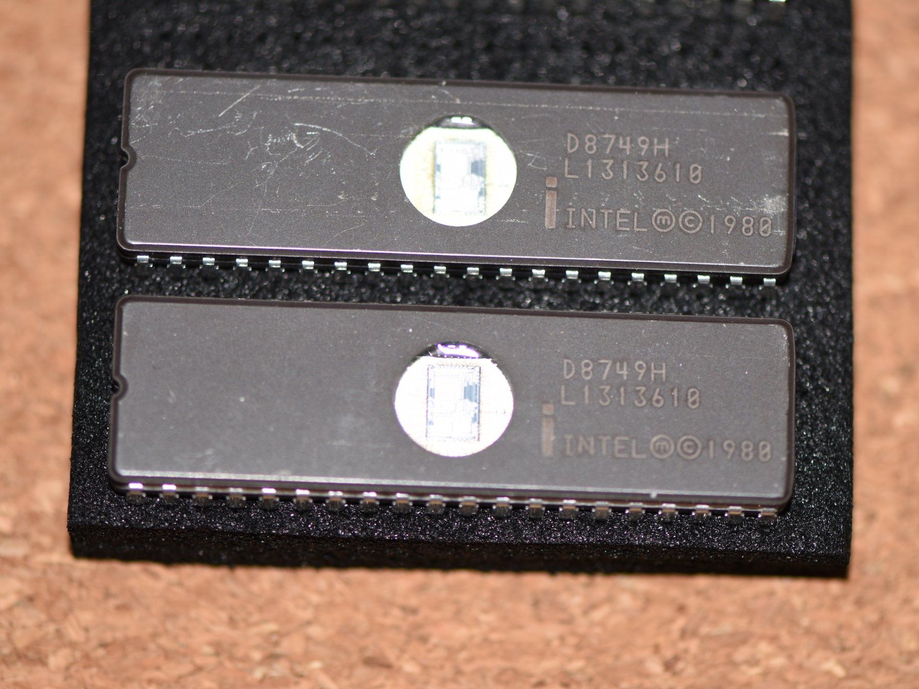 Intel Componenti elettronici: 2x IC Intel D8749H 8‑Bit Microcontroller UV‑EPROM 41180120AB – Nuovo (secondo la descrizione) da Emmen venduto da renerich 6