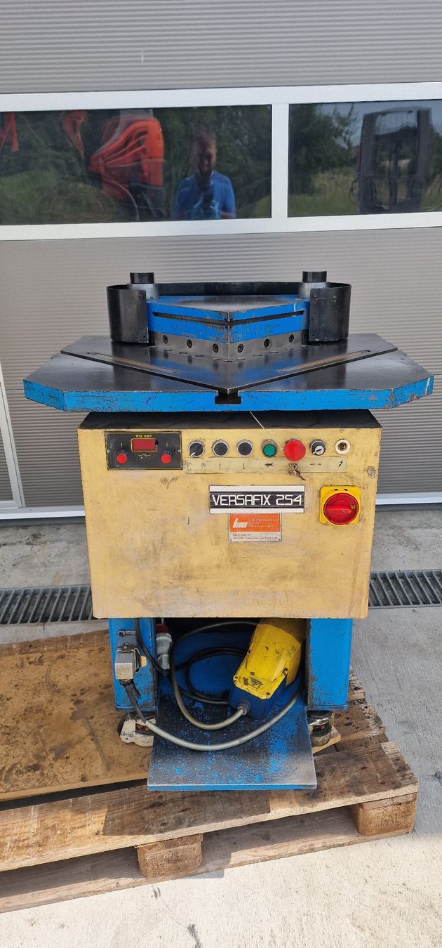 Esab Tutte le macchine: Ausklinkmaschine Versafix 254 – Usato da Emmenbrücke venduto da inf_l8yf 1