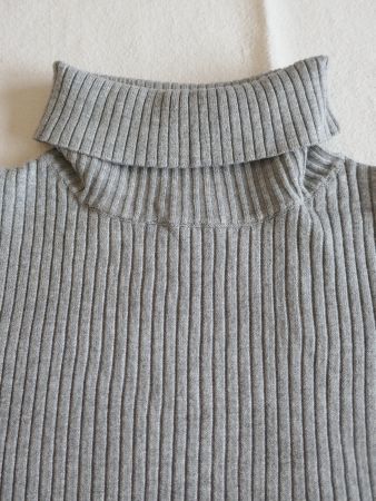 Neuwertig !!  Rollkragenpulli in Rippstrick -  mittelgrau