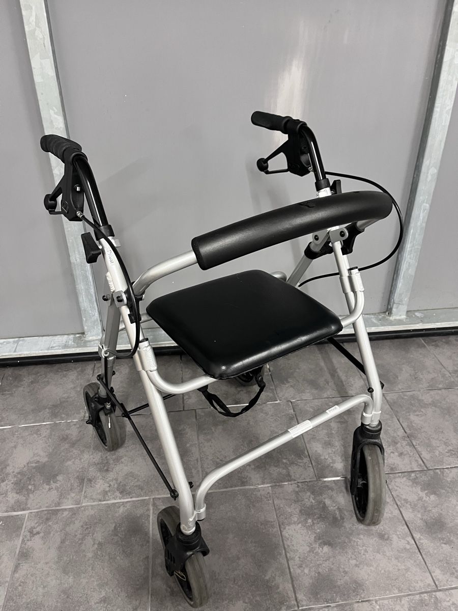 Aides à la marche: Rollator mit Sitzgelegenheit  – D'occasion à Hinwil par dire07 1