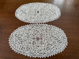 2 Spitzen-Deckchen oval beige  gebraucht guter Zustand