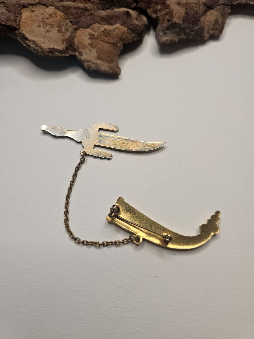 Spille & Fermagli: Brosche Dolch mit Scheide und Kette vergoldet alt – Usato da Zürich venduto da MaisonBelleCachet 4