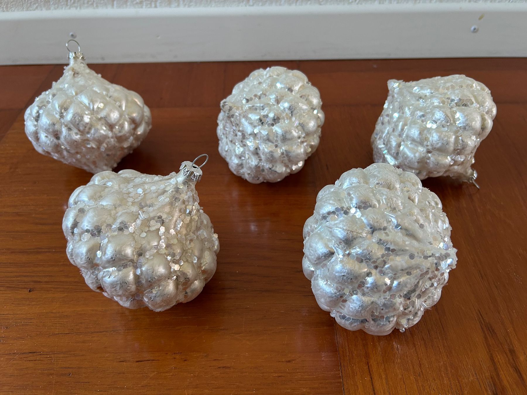 Alle Dekorationen: 5 Weihnachtskugeln - Christbaumschmuck - silbern Pailletten – Gebraucht aus Riniken von KreativImKopf 1