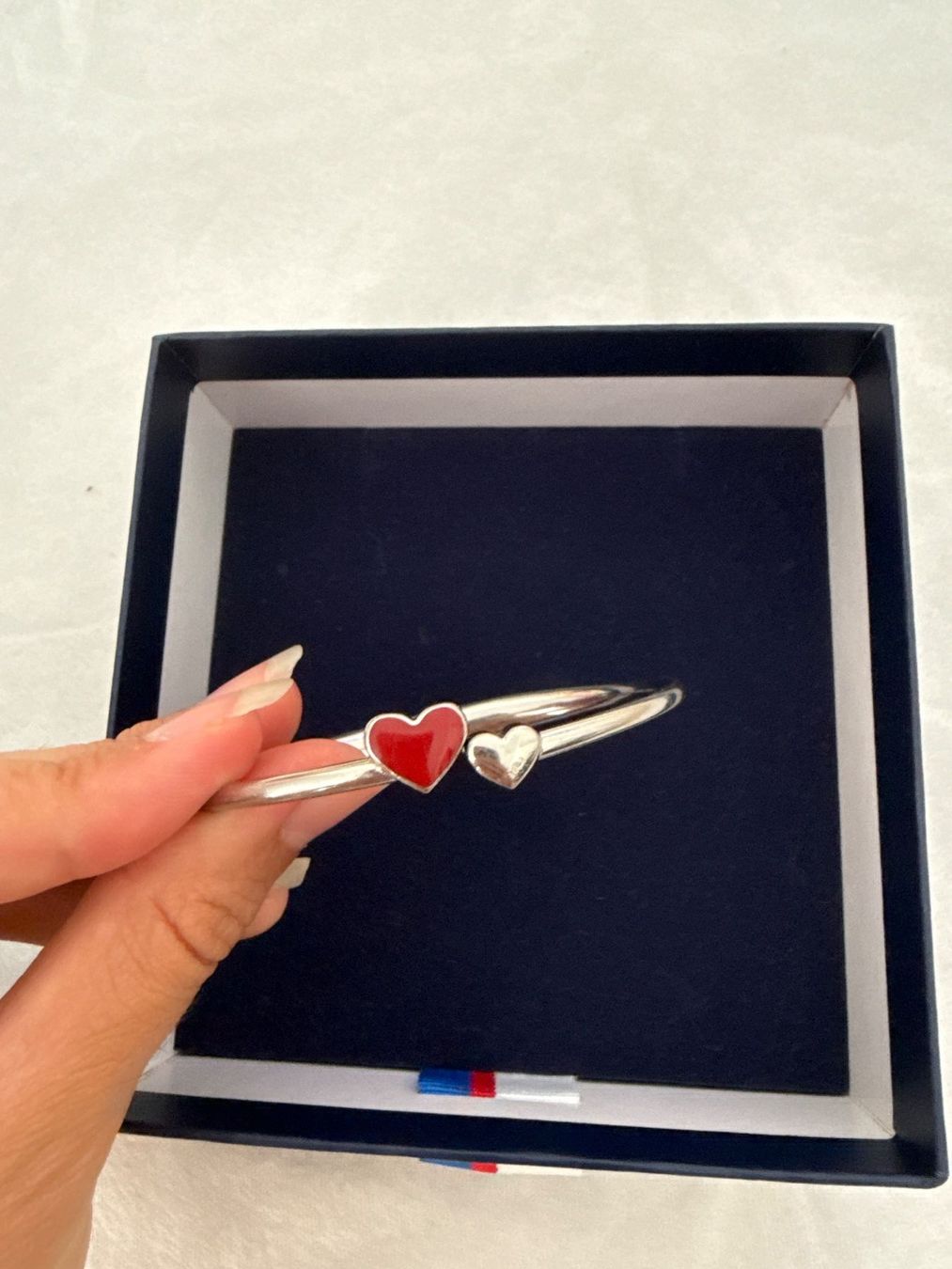 Tommy Hilfiger Bracciali & Braccialetti: Tommy Hilfiger Armreif Herz mit Box – Usato da Schönenwerd venduto da d.chiara 3