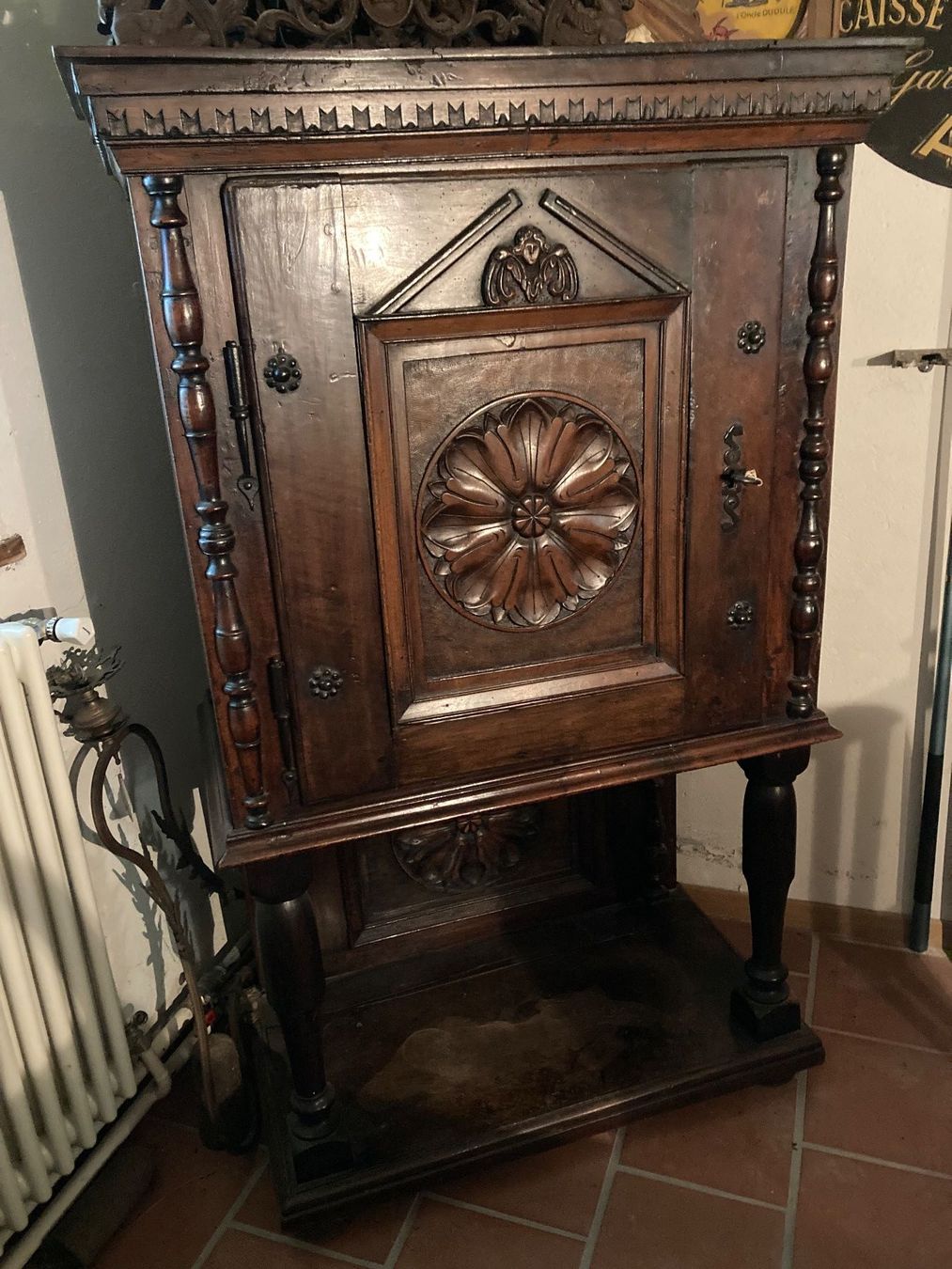 Credenze: meuble de chateau crédence Möbbel Buffet antik – Usato da St-Cierges venduto da LeRegain