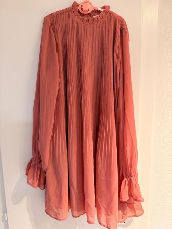 NA-KD Plissee-Minikleid Terrakotta / Coral – Gr 36 – wie neu