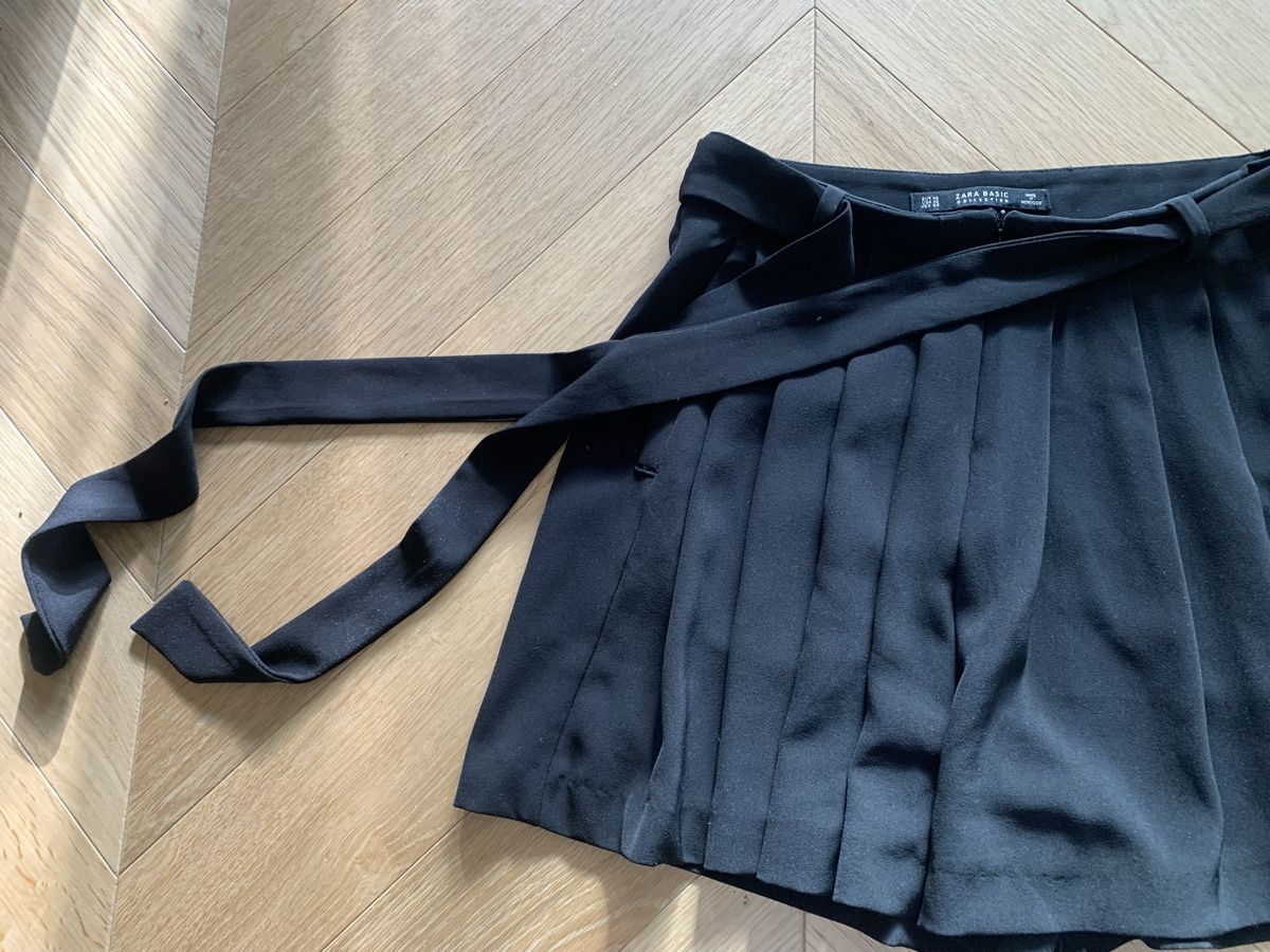 Zara Pantaloni: ZARA black plated elegant short XS/S – Usato da Zürich venduto da Angela_Fashion_Lover 2