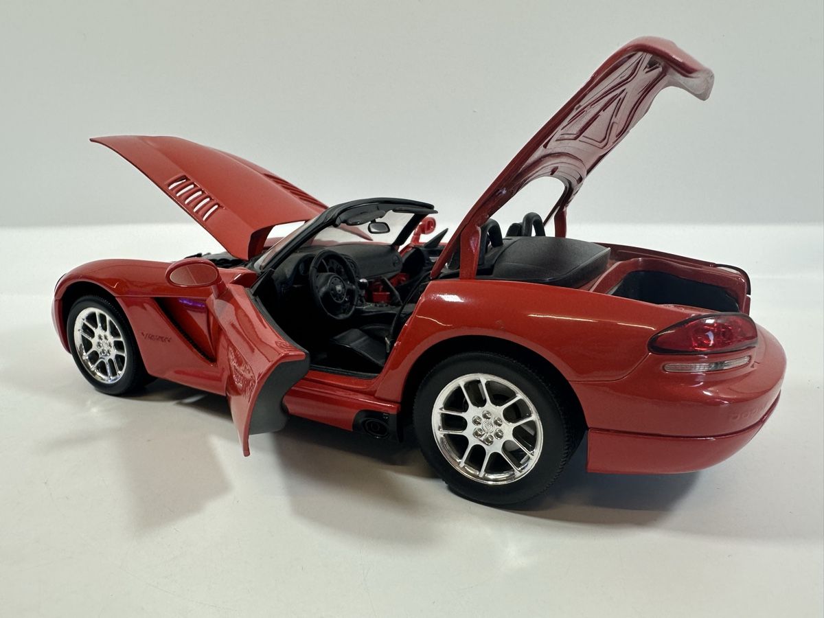 Welly Modellini d'auto: Dodge Viper SRT-10 1:18, rot/orange, WELLY – Usato da Zofingen venduto da rf9_x2xt 5