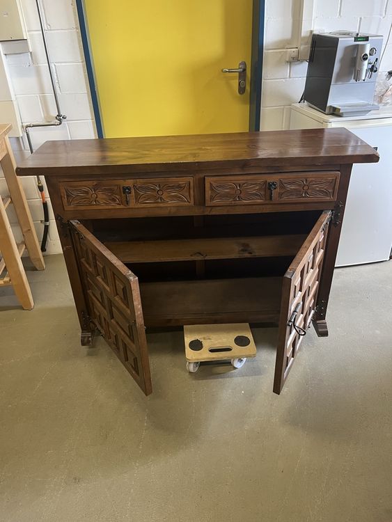 Rustikaler Holzschrank/Sideboard mit Schnitzereien 3