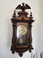 Antike Wanduhr aus Holz mit Adlerfigur und Pendel